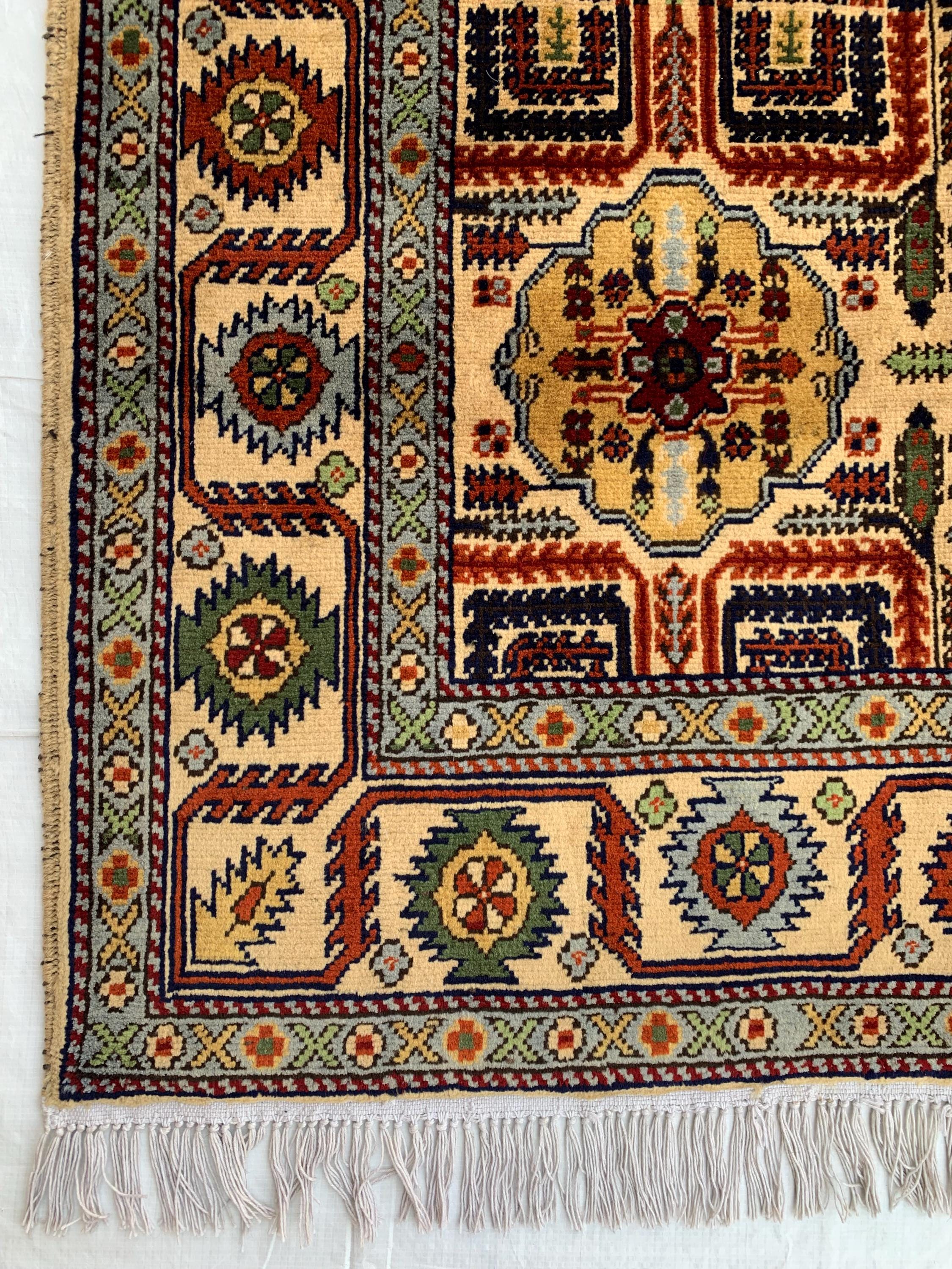 Handmade Persian Sarouk Rug - 5.2x3.4 ft - Wool Area Rug with Floral Medallion Design, Perfect for Living Room, Bedroom, or Entryway Decor
