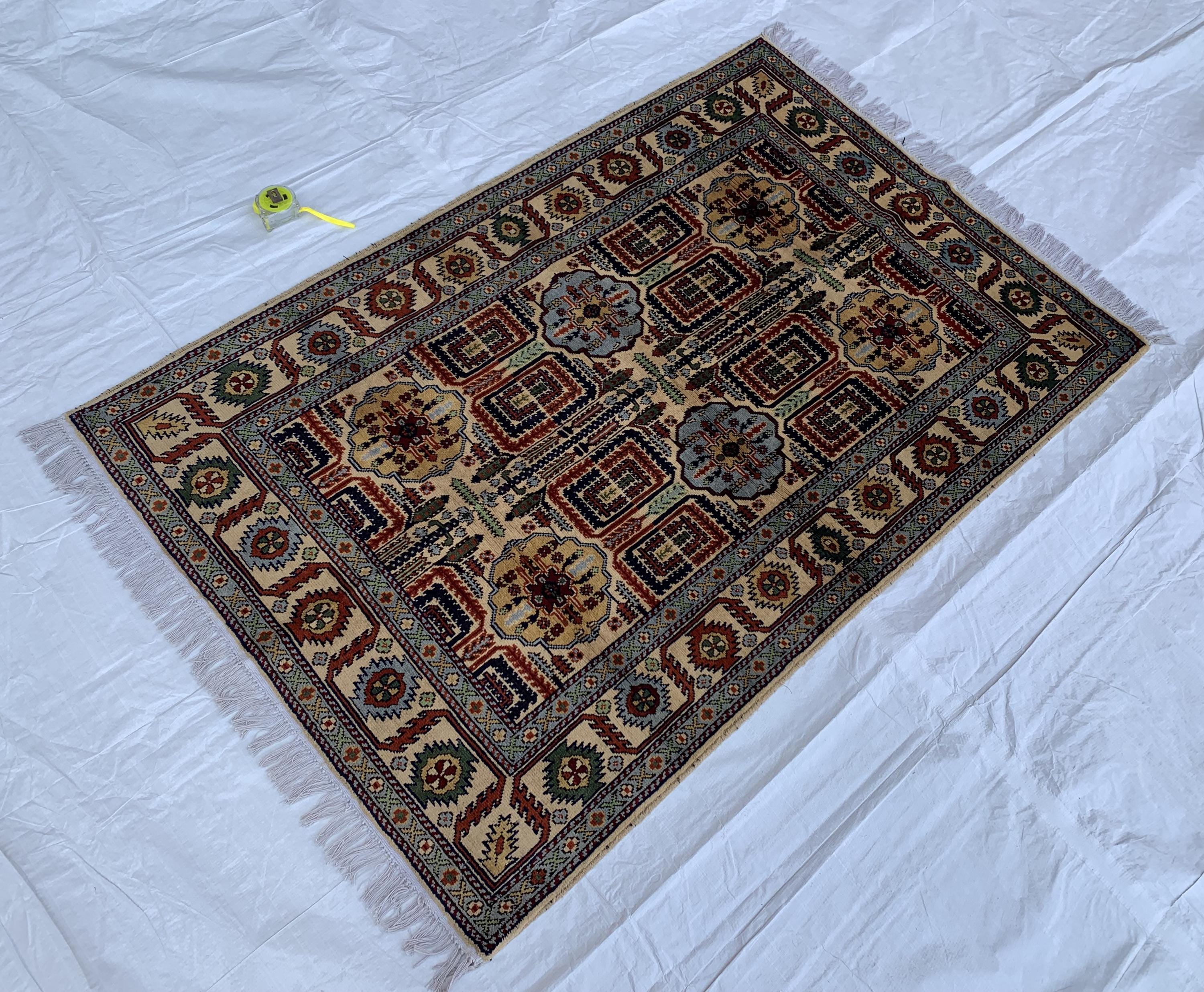 Handmade Persian Sarouk Rug - 5.2x3.4 ft - Wool Area Rug with Floral Medallion Design, Perfect for Living Room, Bedroom, or Entryway Decor