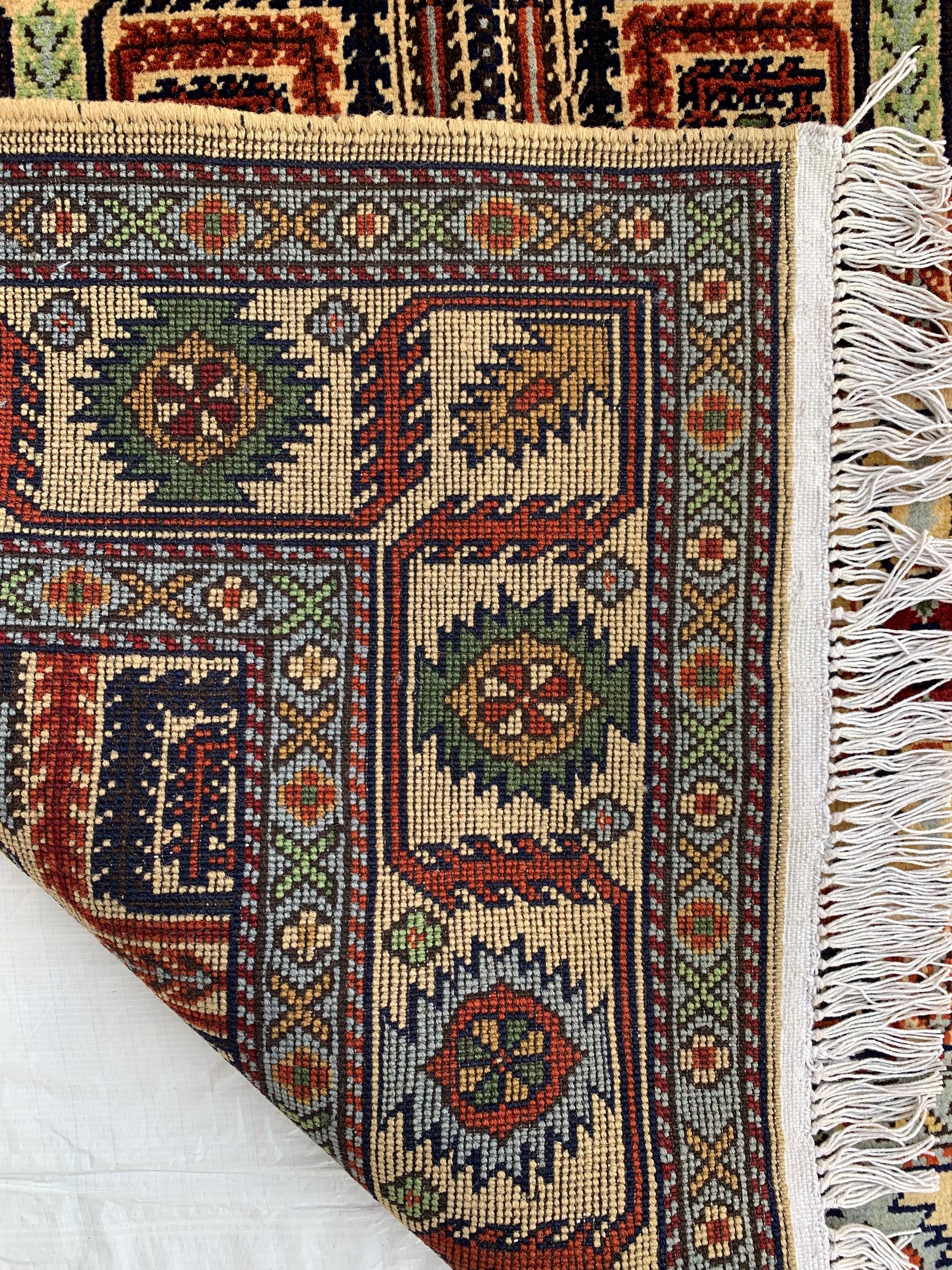Handmade Persian Sarouk Rug - 5.2x3.4 ft - Wool Area Rug with Floral Medallion Design, Perfect for Living Room, Bedroom, or Entryway Decor