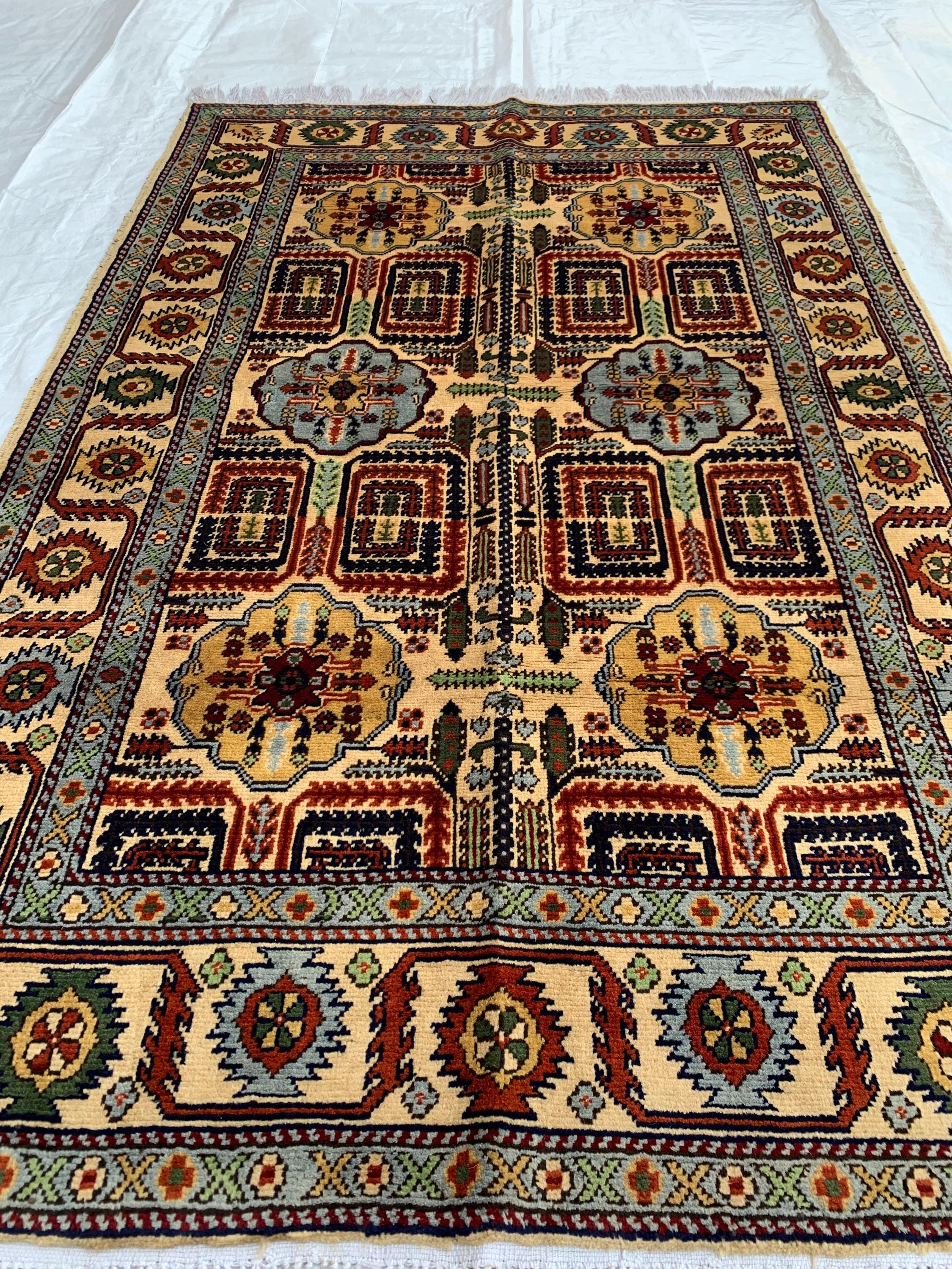 Handmade Persian Sarouk Rug - 5.2x3.4 ft - Wool Area Rug with Floral Medallion Design, Perfect for Living Room, Bedroom, or Entryway Decor