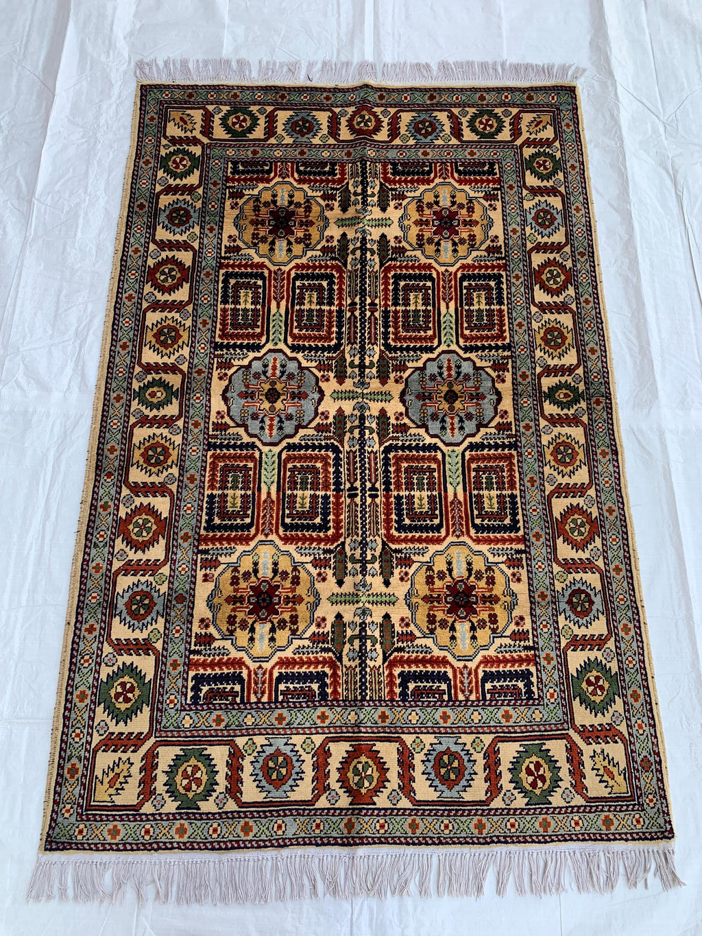 Handmade Persian Sarouk Rug - 5.2x3.4 ft - Wool Area Rug with Floral Medallion Design, Perfect for Living Room, Bedroom, or Entryway Decor
