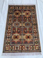 Handmade Persian Sarouk Rug - 5.2x3.4 ft - Wool Area Rug with Floral Medallion Design, Perfect for Living Room, Bedroom, or Entryway Decor