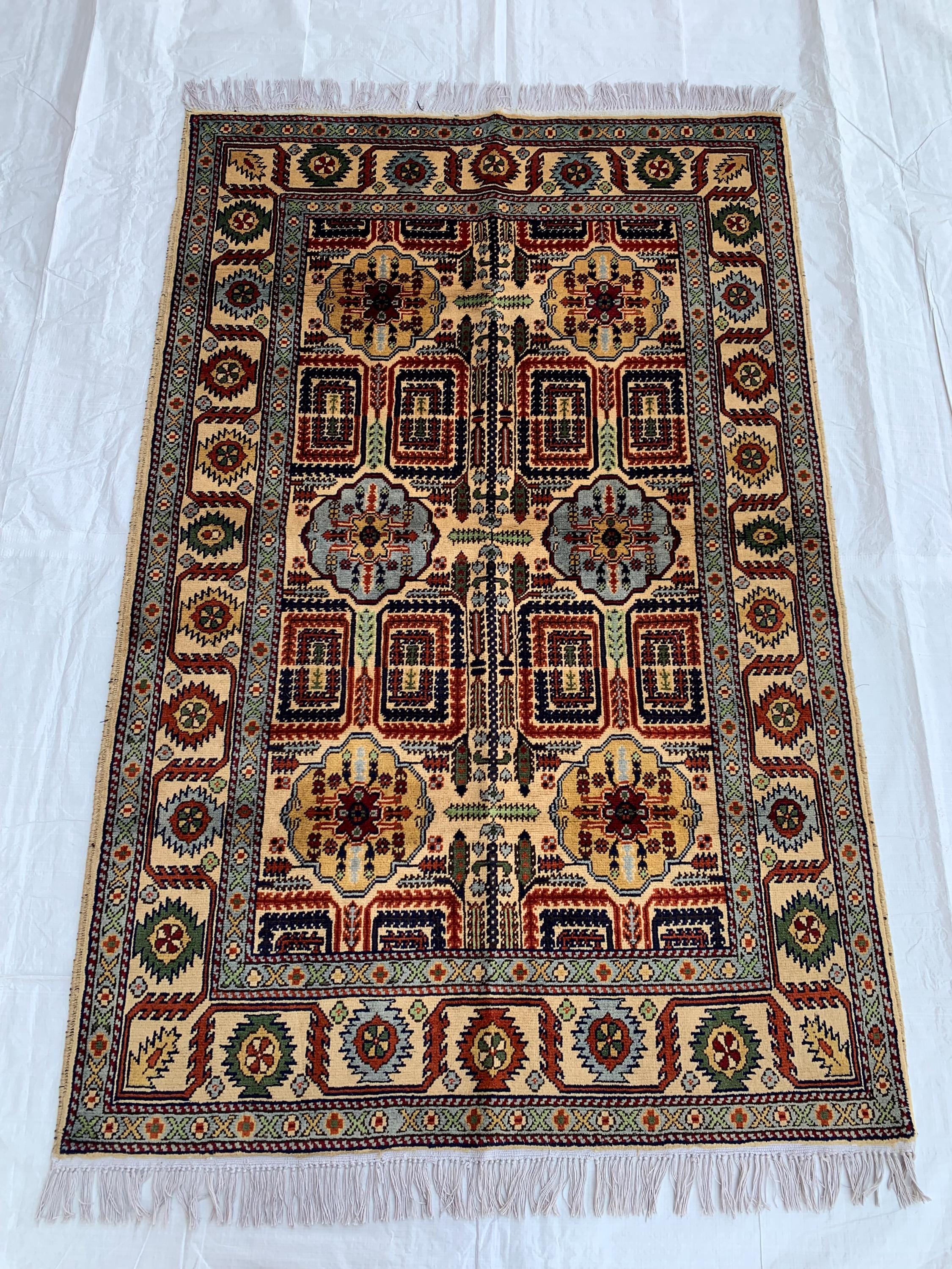 Handmade Persian Sarouk Rug - 5.2x3.4 ft - Wool Area Rug with Floral Medallion Design, Perfect for Living Room, Bedroom, or Entryway Decor