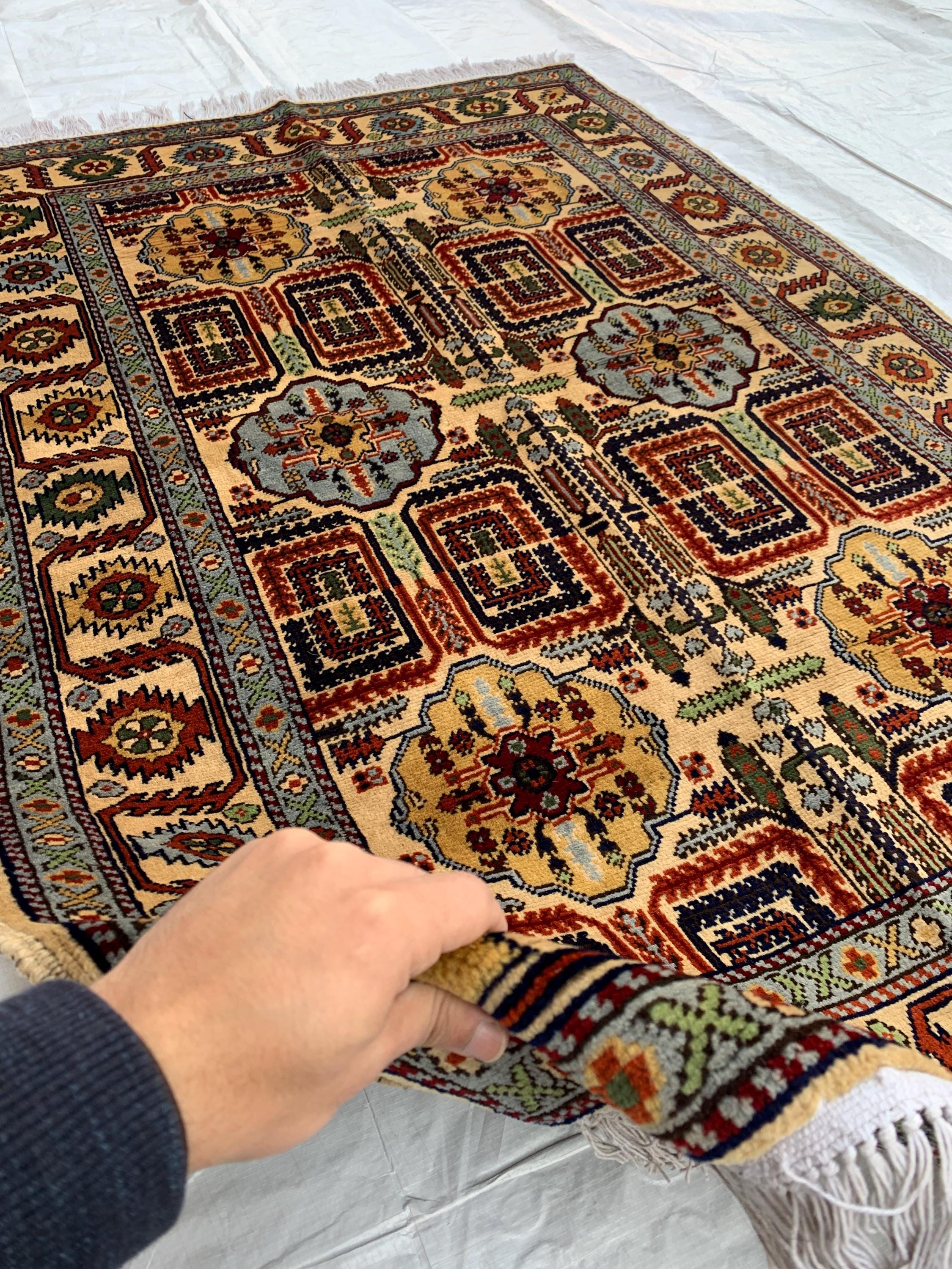 Handmade Persian Sarouk Rug - 5.2x3.4 ft - Wool Area Rug with Floral Medallion Design, Perfect for Living Room, Bedroom, or Entryway Decor