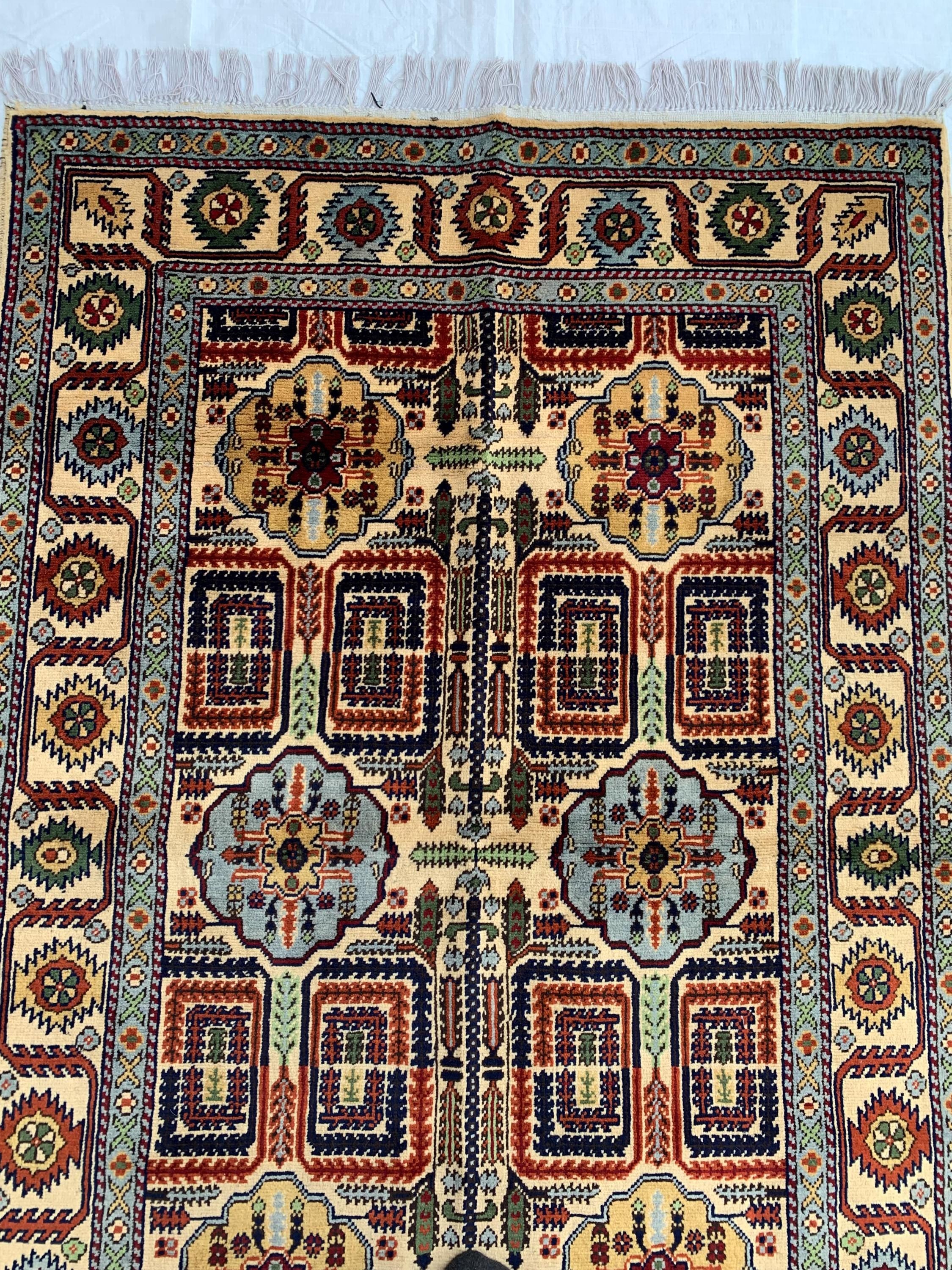 Handmade Persian Sarouk Rug - 5.2x3.4 ft - Wool Area Rug with Floral Medallion Design, Perfect for Living Room, Bedroom, or Entryway Decor