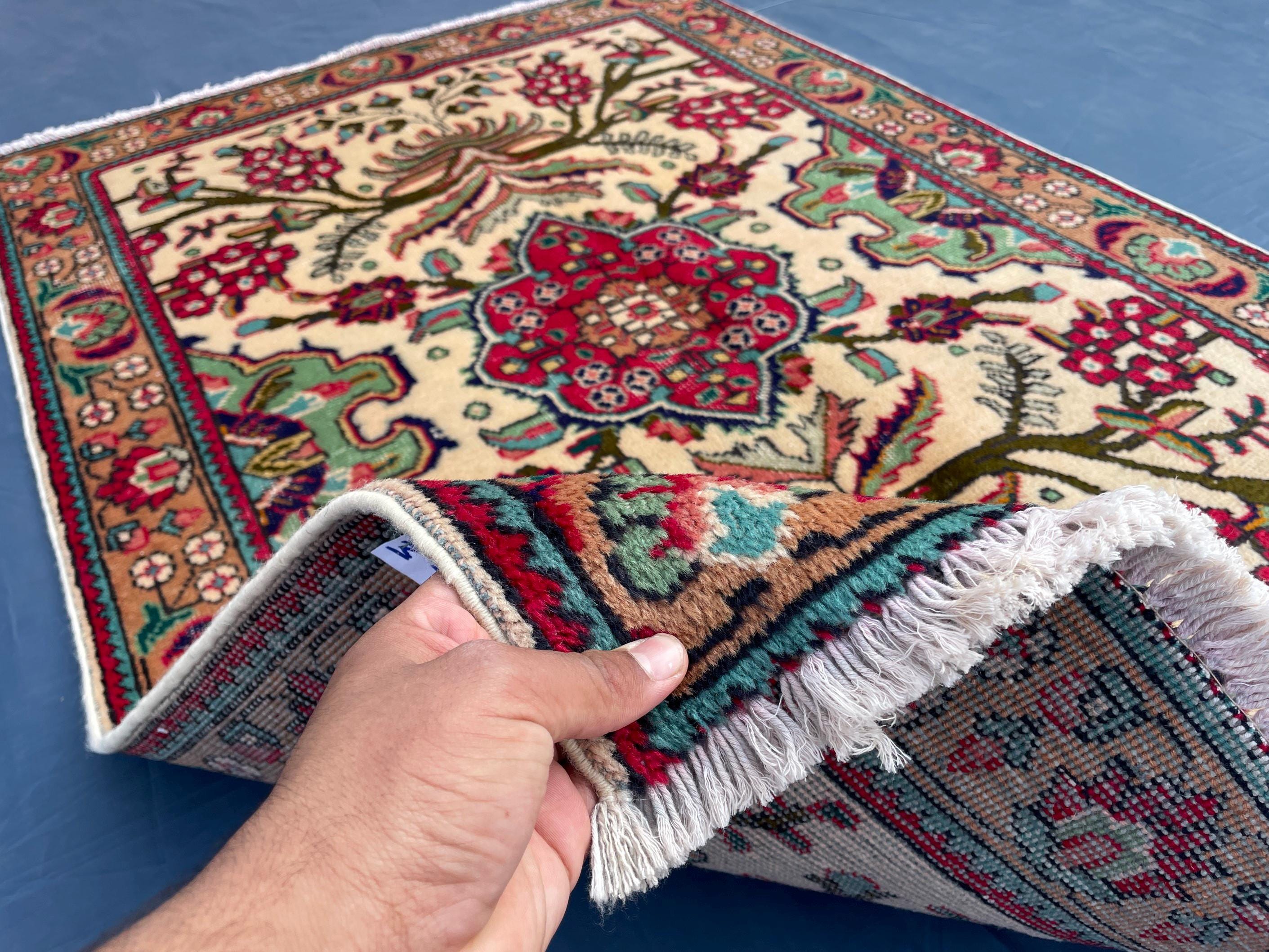 Vintage Hand-Knotted Wool Rug – Floral Medallion Oriental Design (3.3 x 4.9 ft)