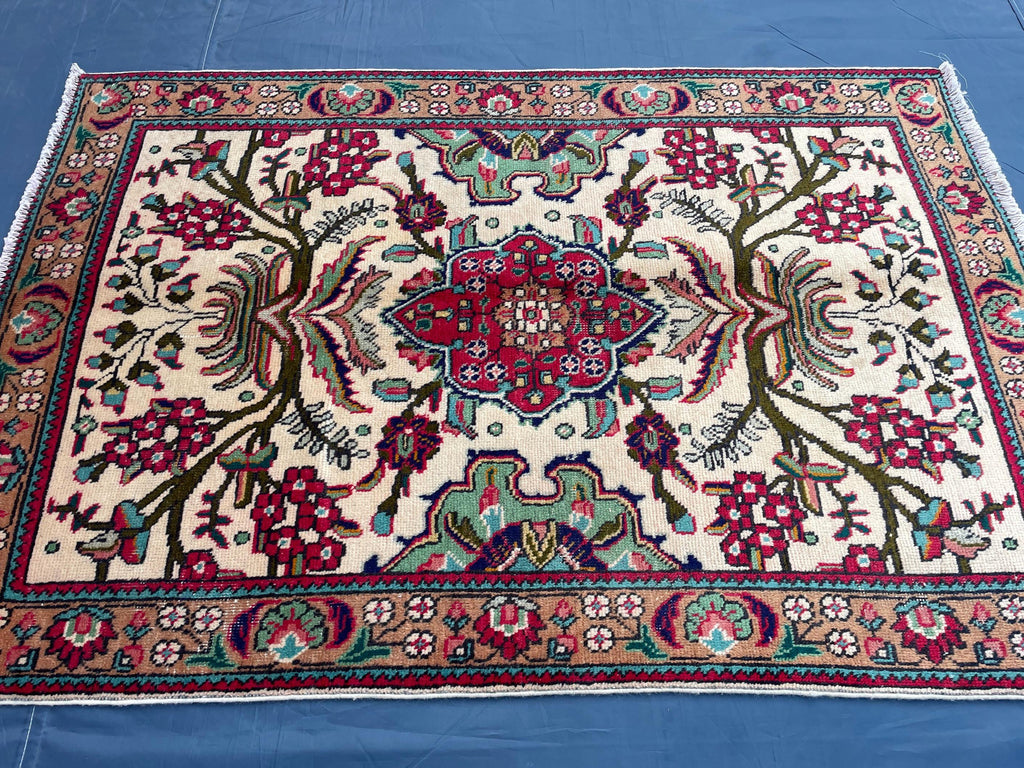 Vintage Hand-Knotted Wool Rug – Floral Medallion Oriental Design (3.3 x 4.9 ft)