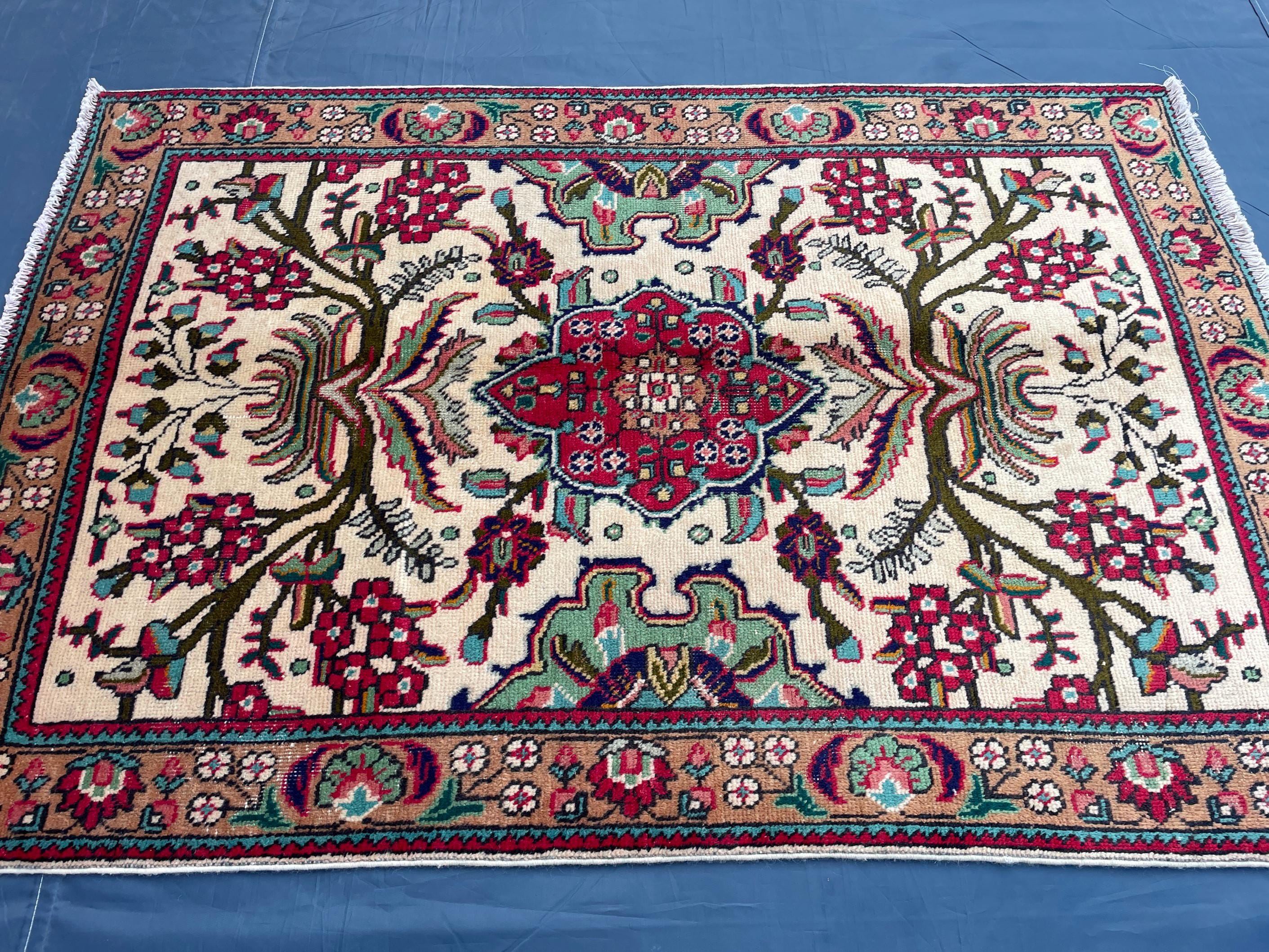 Vintage Hand-Knotted Wool Rug – Floral Medallion Oriental Design (3.3 x 4.9 ft)