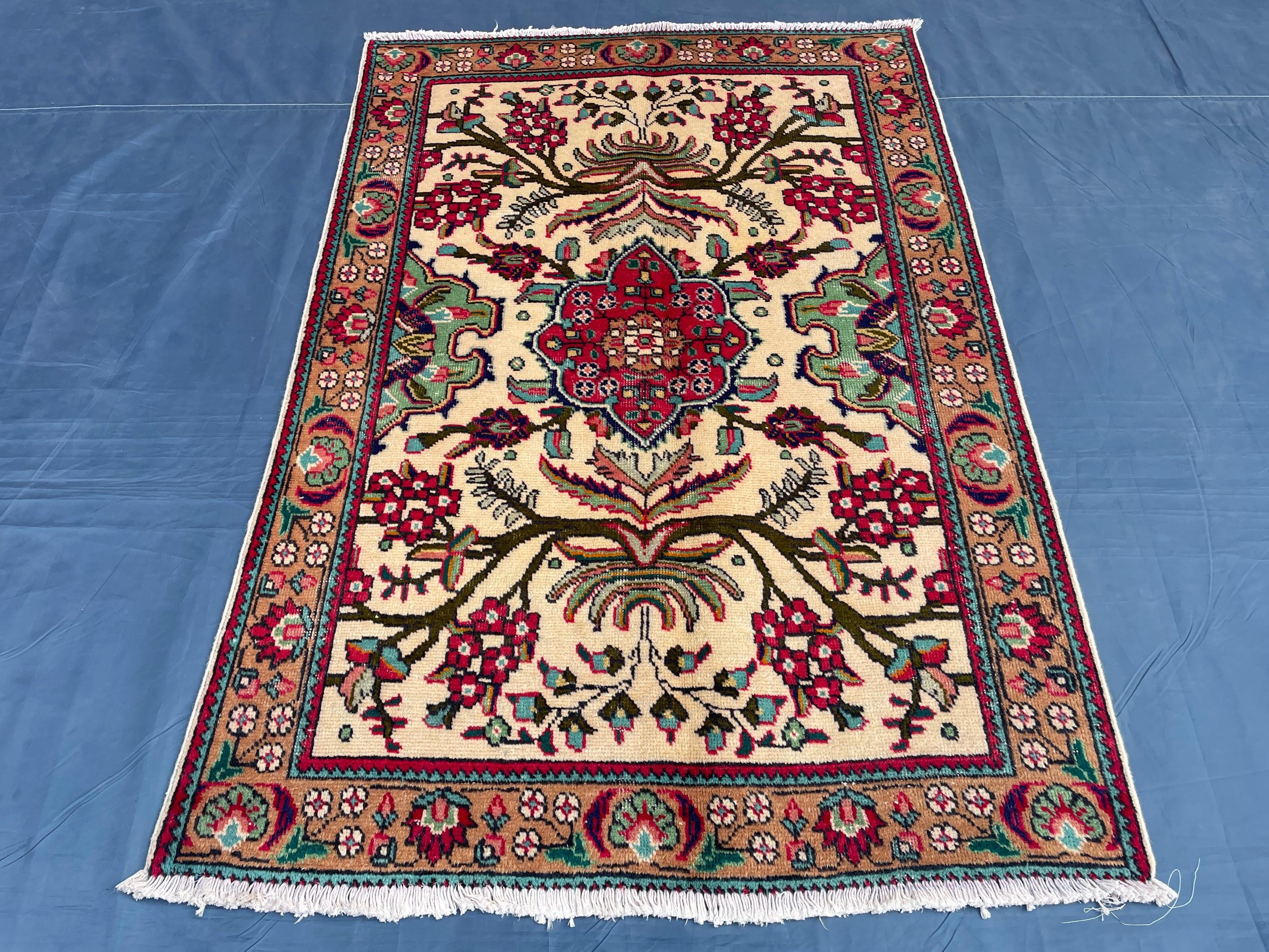 Vintage Hand-Knotted Wool Rug – Floral Medallion Oriental Design (3.3 x 4.9 ft)