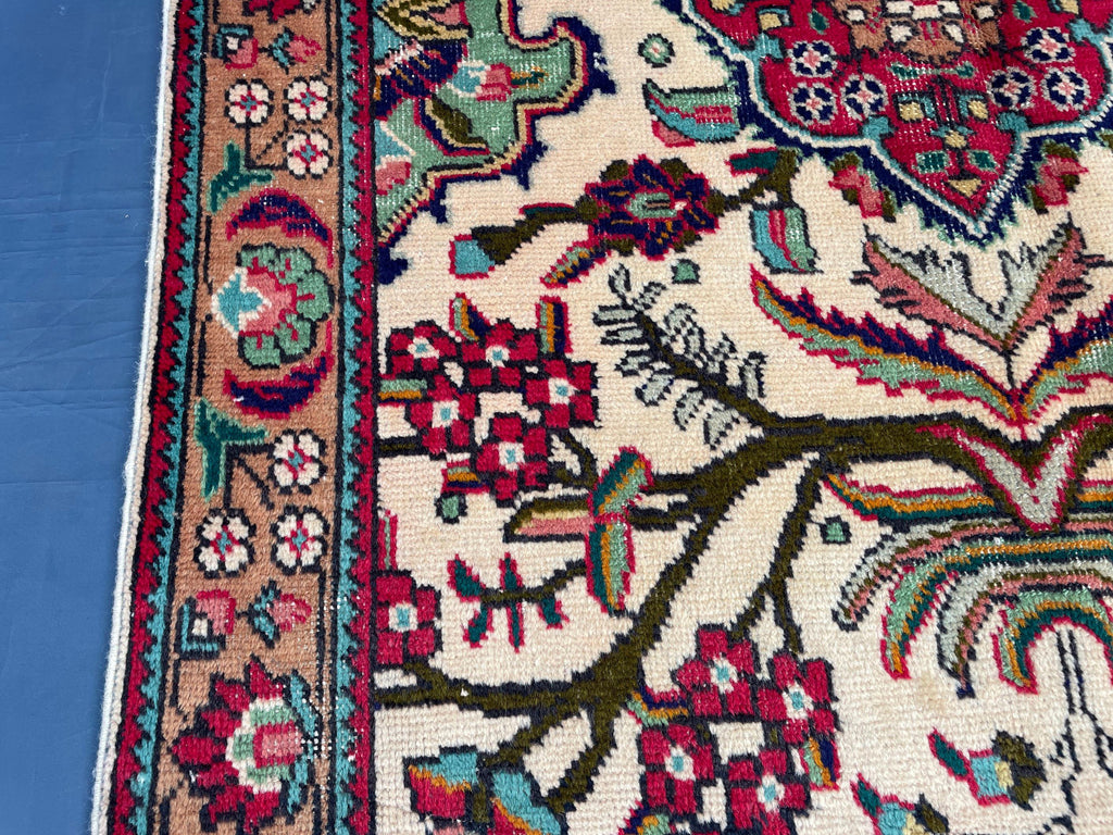 Vintage Hand-Knotted Wool Rug – Floral Medallion Oriental Design (3.3 x 4.9 ft)