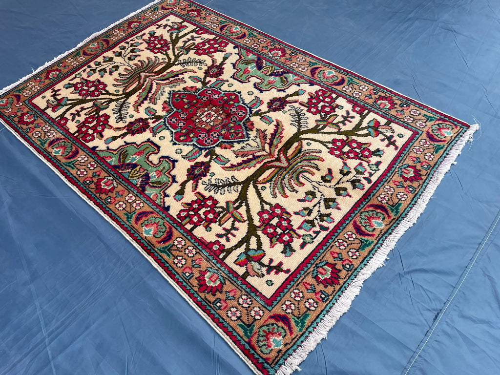 Vintage Hand-Knotted Wool Rug – Floral Medallion Oriental Design (3.3 x 4.9 ft)