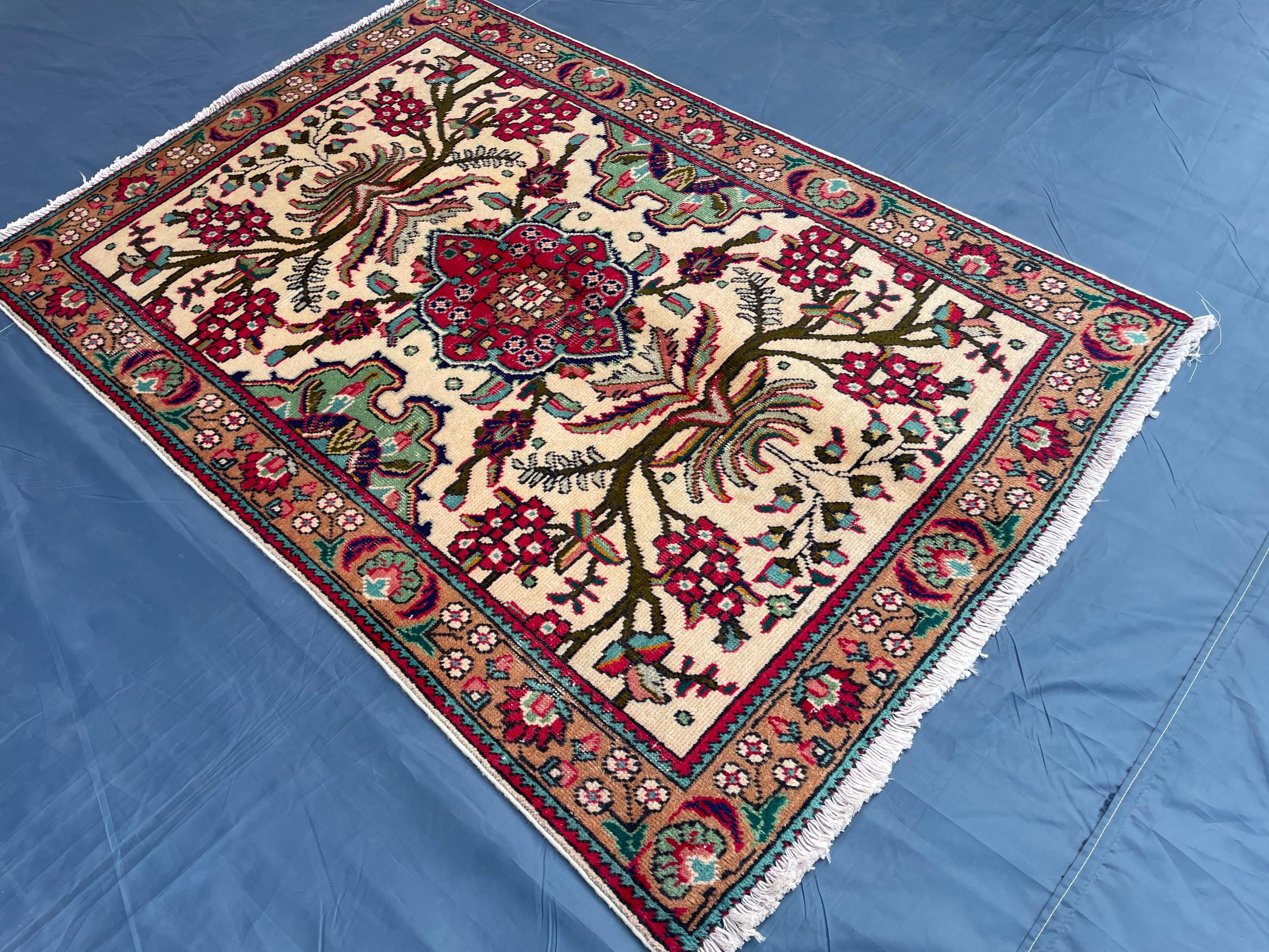 Vintage Hand-Knotted Wool Rug – Floral Medallion Oriental Design (3.3 x 4.9 ft)