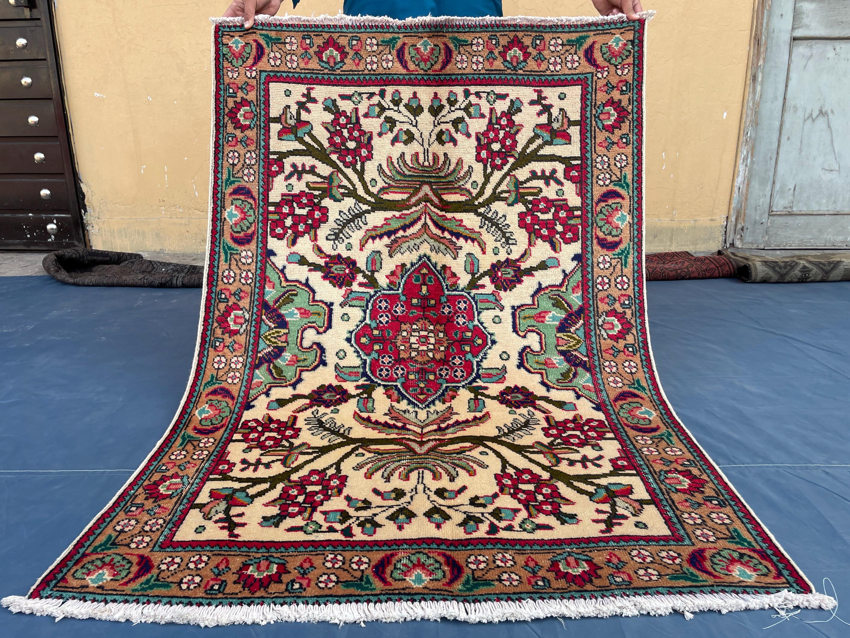Vintage Hand-Knotted Wool Rug – Floral Medallion Oriental Design (3.3 x 4.9 ft)