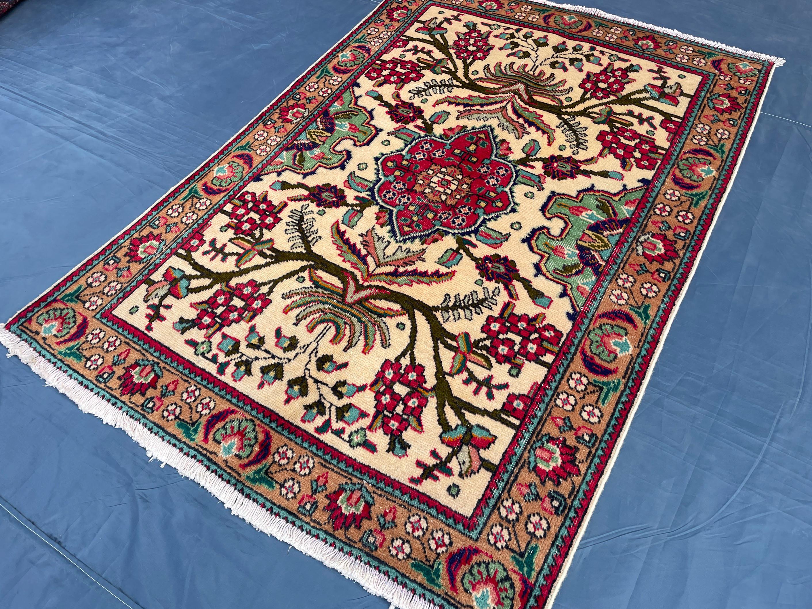 Vintage Hand-Knotted Wool Rug – Floral Medallion Oriental Design (3.3 x 4.9 ft)