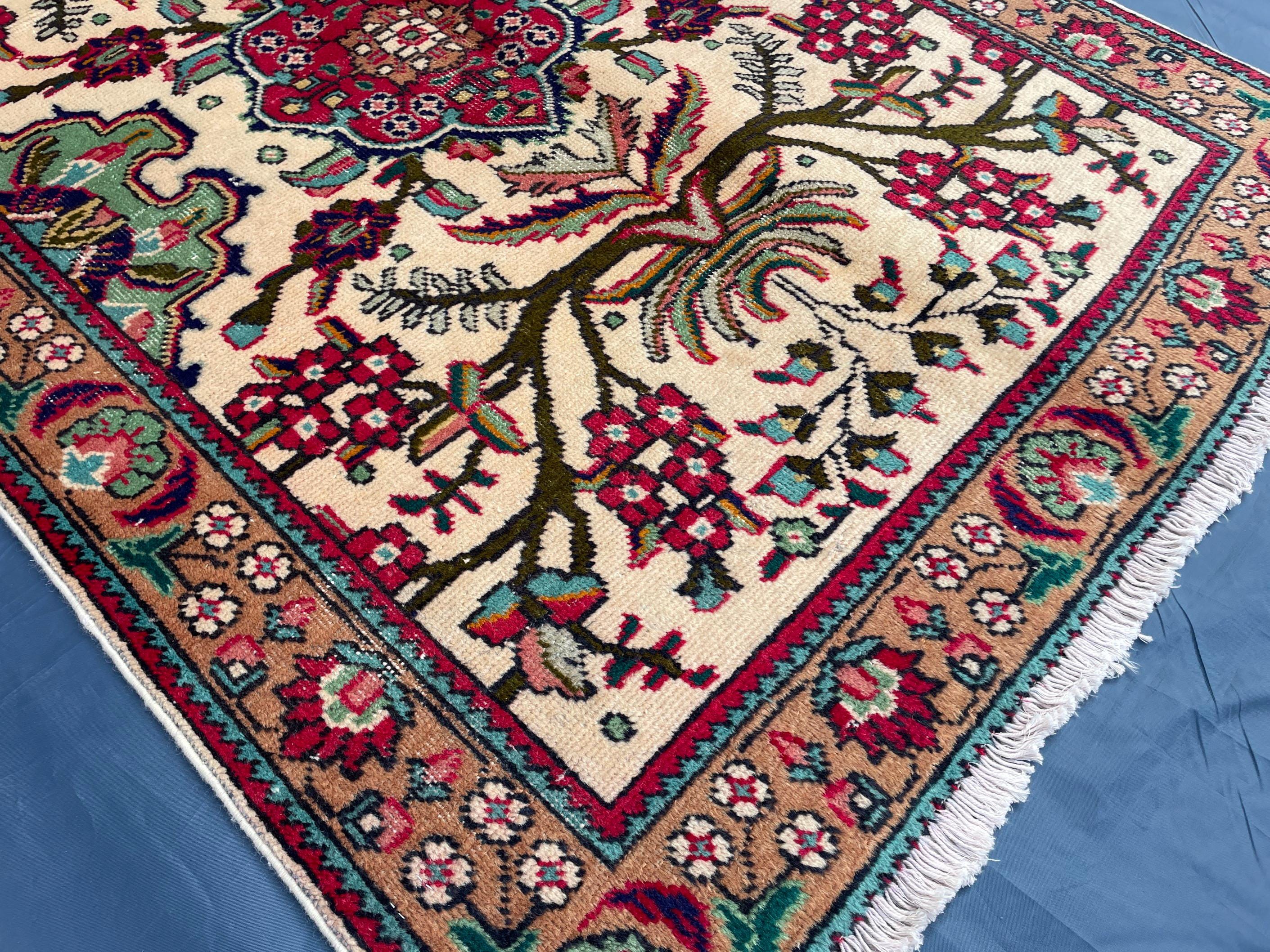 Vintage Hand-Knotted Wool Rug – Floral Medallion Oriental Design (3.3 x 4.9 ft)